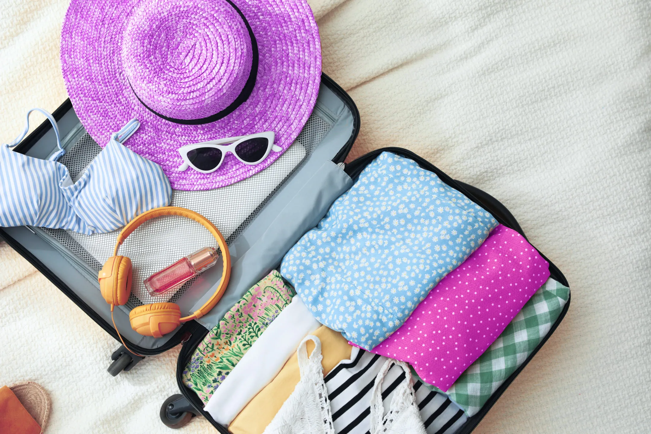 Suitcase with a woven purple hat