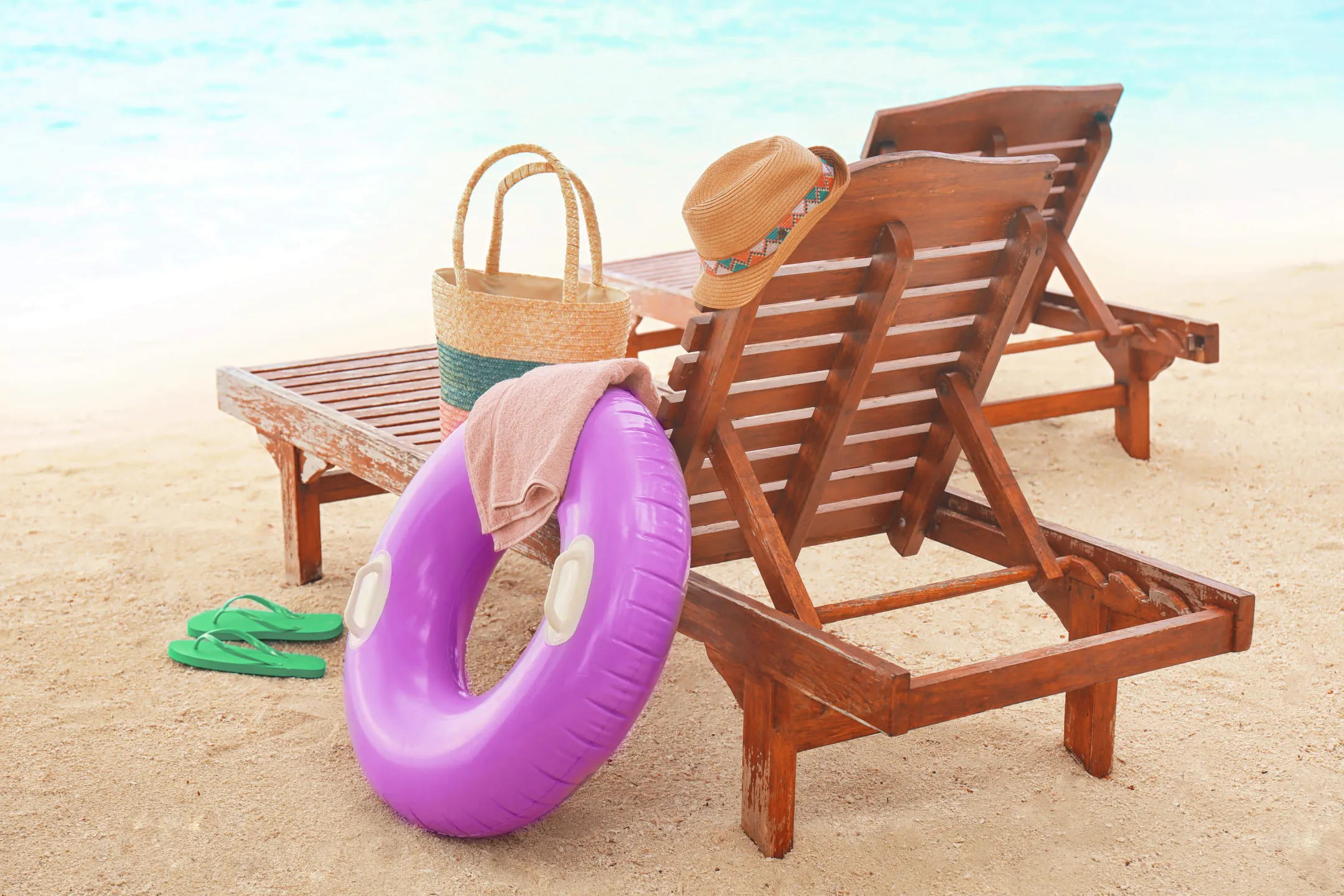 Purple circle next to a sun lounger