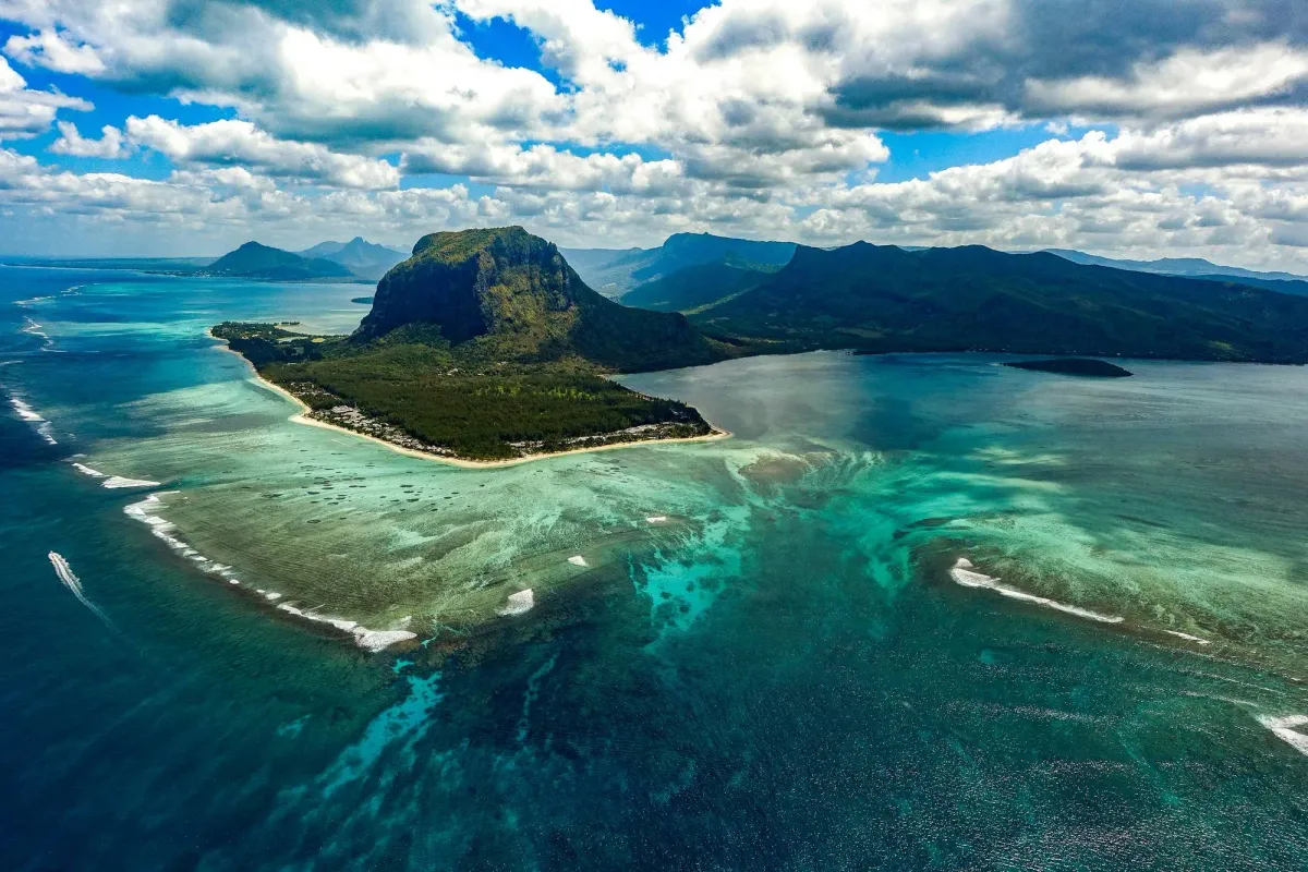 Flying to Mauritius: when is the season and what to see