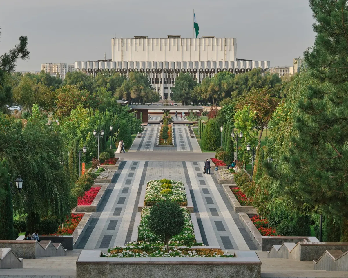In which district of Tashkent should a tourist stay