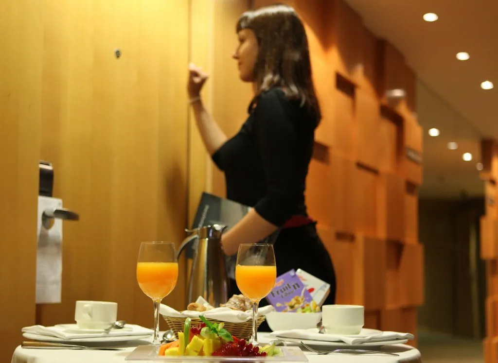 room service - service in rooms