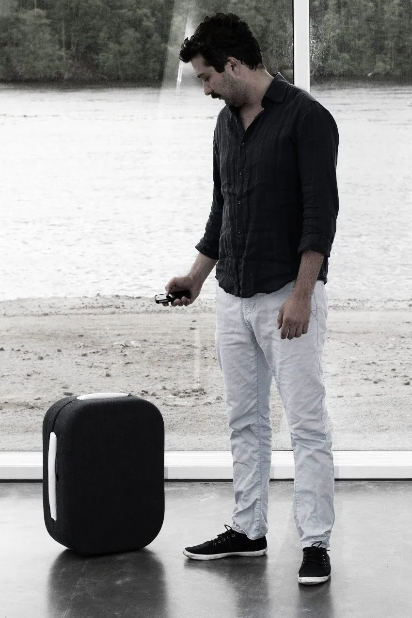 Hop suitcase follows its owner on built-in caterpillar tracks