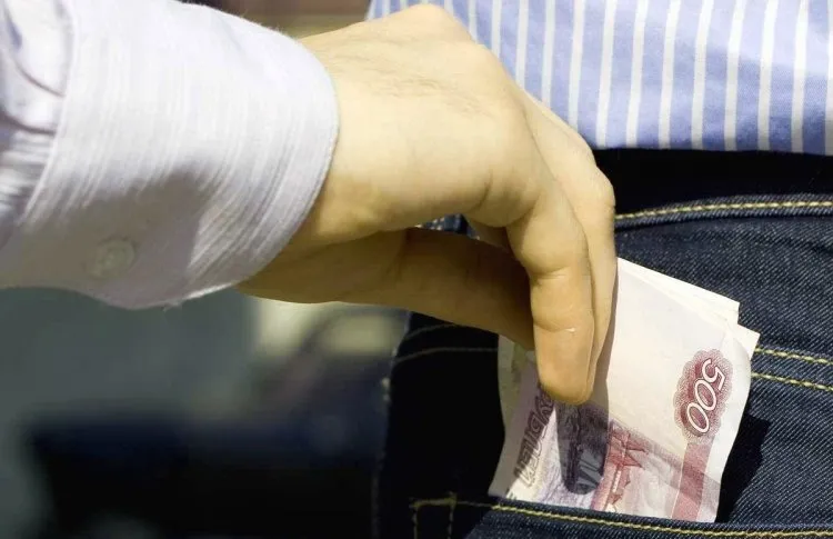 How to keep your money and documents safe while traveling?