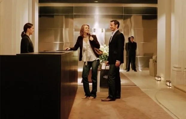 how to behave in a hotel