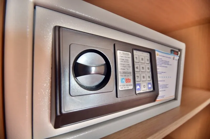 how to use a hotel safe