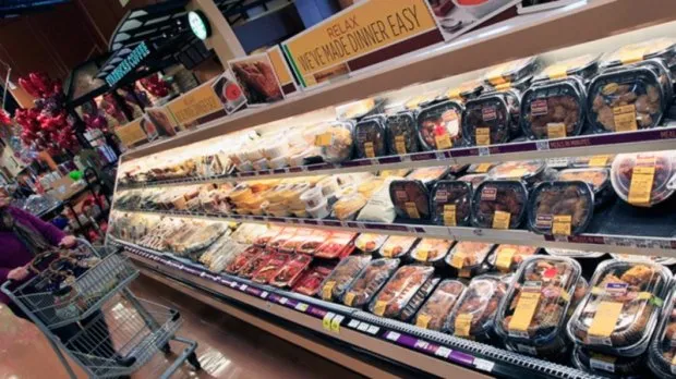 How to save money on food while traveling?