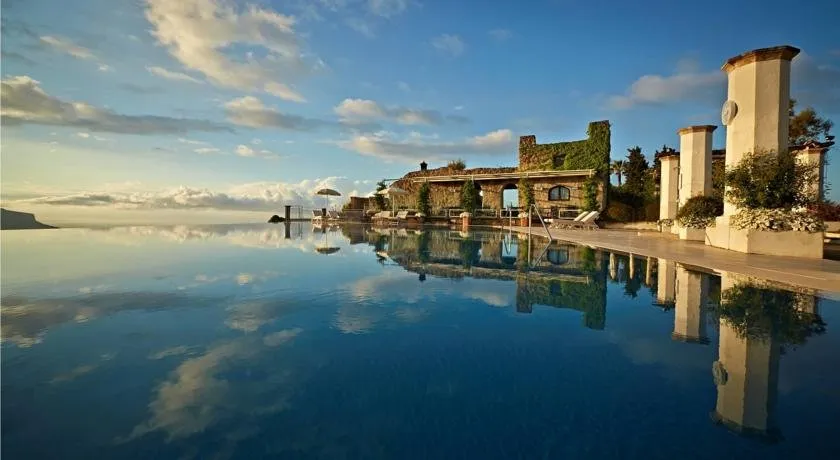 infinity pool of Belmond Hotel Caruso