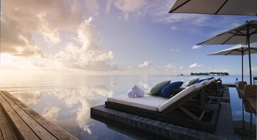 infinity pool of Jumeirah Dhevanafushi hotel
