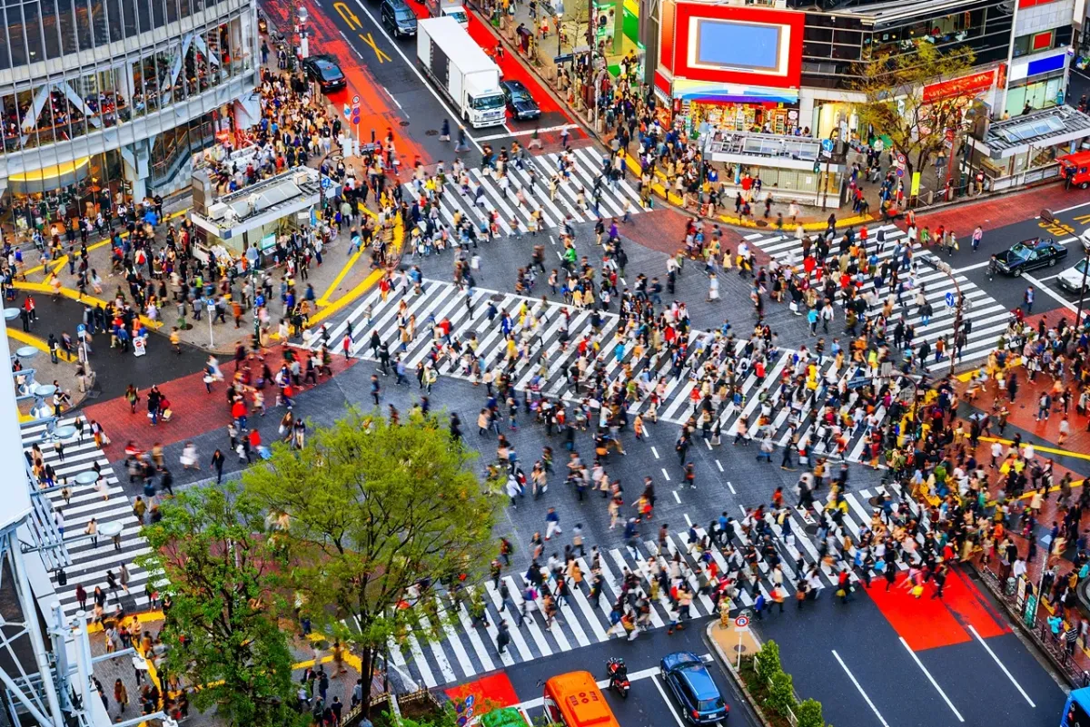 Intersection full of people