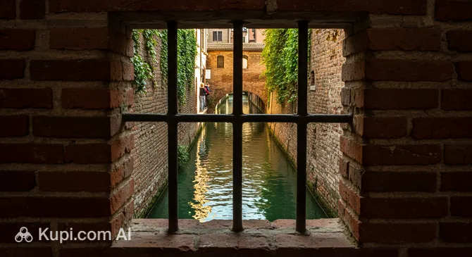 Finestrella on Via Piella (Little Window on the Canale di Reno)